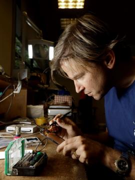MacGyver-wetenschapper Rolf Hut houdt een pleidooi voor knutselen en experimenteren (Foto: Sem Rentmeester)